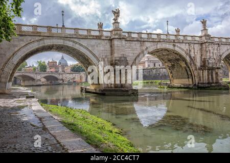 Malerische Aussicht auf den Tiber, die Sant`Angelo Brücke und Petersdom-Wahrzeichen von Rom, Italien.Ponte Sant’Angelo: Roms Engelsbrücke Stockfoto